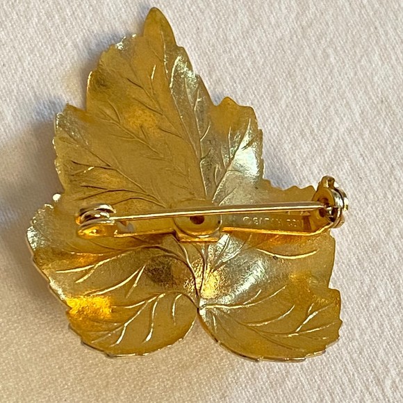 Sarah Coventry Gold Tone Leaf Brooch Central Faux Pearl - Picture 5 of 7